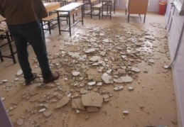 Okul tavanındaki sıvalar düştü öğrenciler faciadan döndü