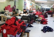 Okul üniforması yetiştirmek için yoğun mesai yapılıyor 