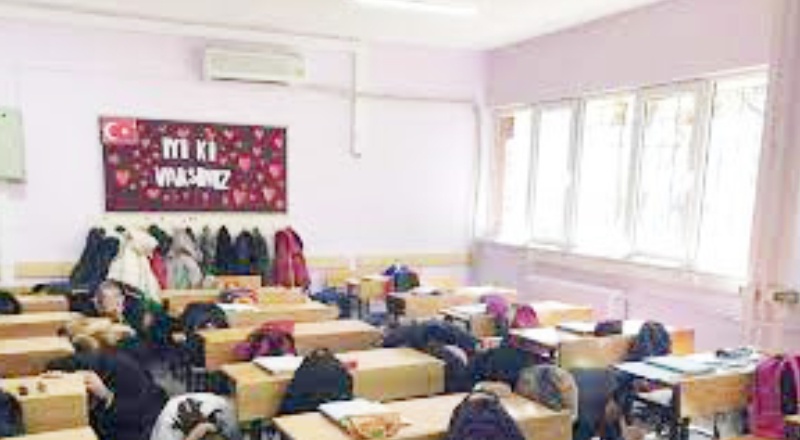 Okul zili yerine siren çaldı