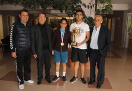 Okullar arası Gençler Tenis yarışmalarında şampiyon oldu 