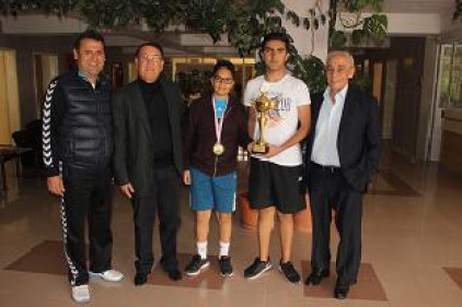 Okullar arası Gençler Tenis yarışmalarında şampiyon oldu 