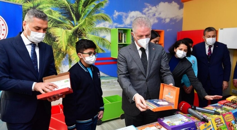 Okullara 81 bin adet İngilizce eğitim kitabı dağıtıldı