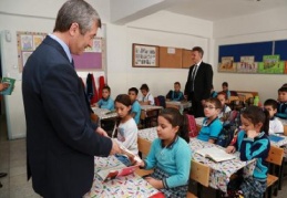 Okullara kitap dağıttı