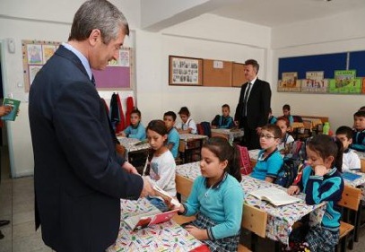 Okullara kitap dağıttı