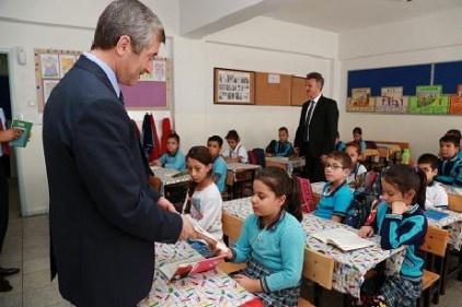 Okullara kitap dağıttı