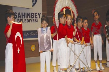 Okullarda 23 Nisan şenliği vardı