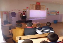 Okullarda deprem anlatılıyor