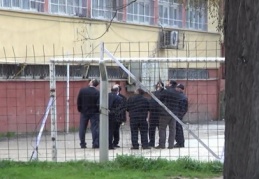 Okulun üçüncü katından düştü