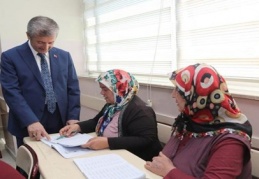 Okuma yazma öğrenenlere kahve fincanı hediye edildi
