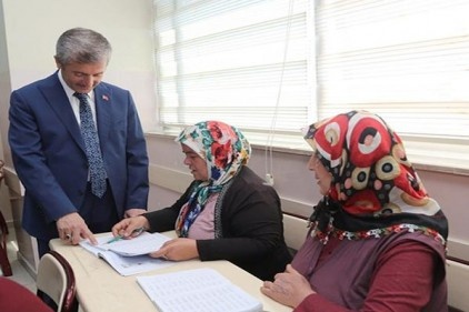 Okuma yazma öğrenenlere kahve fincanı hediye edildi
