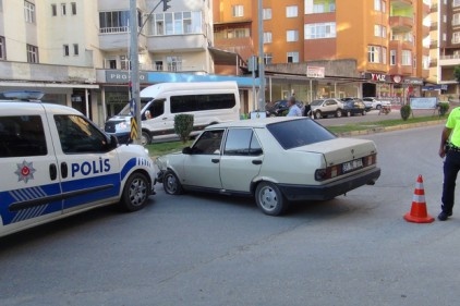 Olay yerine giden polis aracına otomobil çarptı 