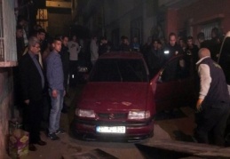 Olayda, bir polis kesici aletle yaraladı 