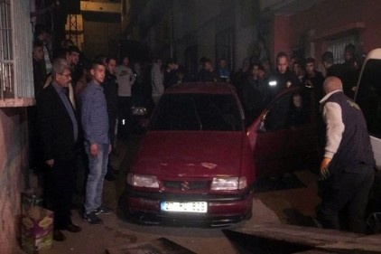 Olayda, bir polis kesici aletle yaraladı 