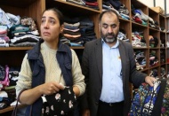 Öldürülen kızlarının eşyalarını gözyaşları içinde dayanışma evine verdiler 