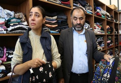 Öldürülen kızlarının eşyalarını gözyaşları içinde dayanışma evine verdiler 