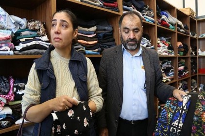 Öldürülen kızlarının eşyalarını gözyaşları içinde dayanışma evine verdiler 