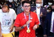 Olimpiyat şampiyonu döndü