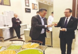 Ömer Güllü ABD Büyükelçisi John Bass’a baklavayı anlattı