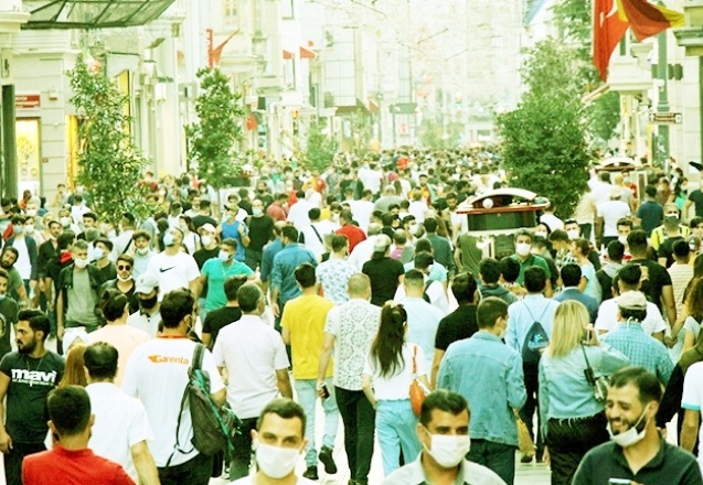 Omicron Türkiye’de bu rakamlarla kalmayacak; yılbaşı, vaka sayısını patlatacak