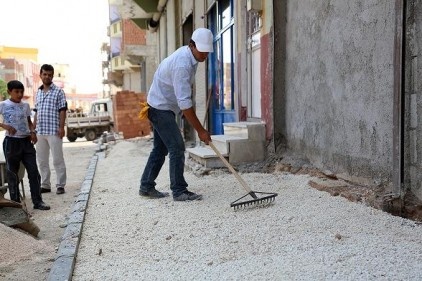 Onat Kutlar Mahallesi&#8217;ne kilit taşı döşeniyor