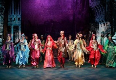 Onat Kutlar, Şubat’ta aile, aşk ve ayrılık konularını sahneleyecek