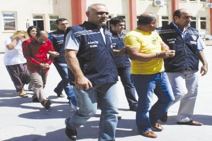 Önce başkasını sonra birbirlerini dolandırmaya kalktılar
