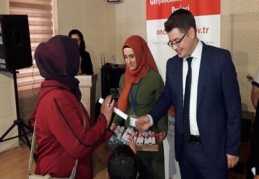 Önce kadınlara kitap okuttu sonra sertifikalarını verdi