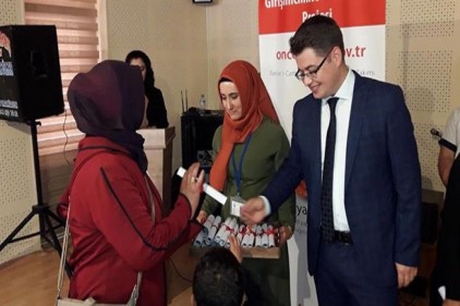 Önce kadınlara kitap okuttu sonra sertifikalarını verdi