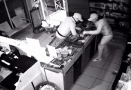 Önce kilidi sonra camı kırdılar 