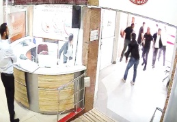 Önce kızına, sonra sağlıkçılara saldıran öfkeli baba bıçakla dehşet saçtı