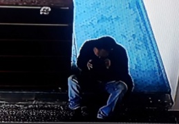 Önce kokladı, sonra çaldı