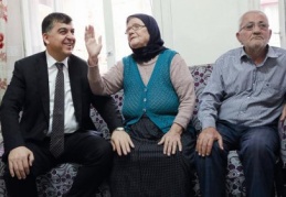 Önce yetimleri, sonra yaşlıları ziyaret etti 