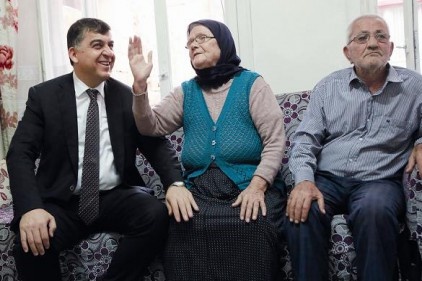 Önce yetimleri, sonra yaşlıları ziyaret etti 