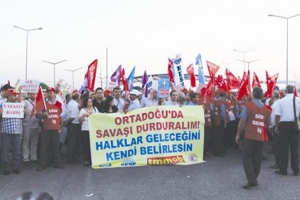 Öncüpınar&#8217;da &#8220;Barış&#8221; için insan zinciri oluşturuldu