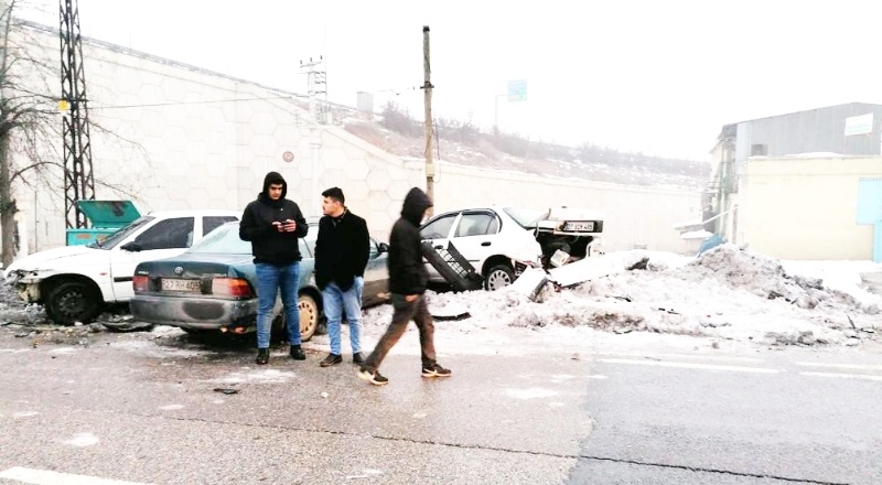 Onlarca araç zincirleme trafik kazasına karıştı