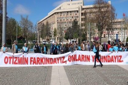 Onların farkında olmalıyız