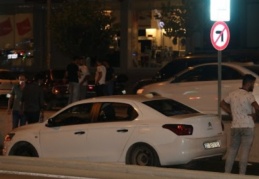Önüne çıkan yayalara çarpmamak için tramvay yoluna uçtu