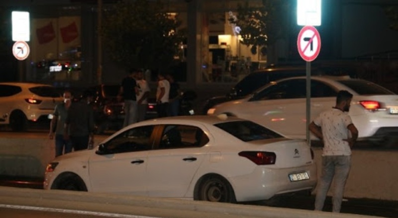 Önüne çıkan yayalara çarpmamak için tramvay yoluna uçtu