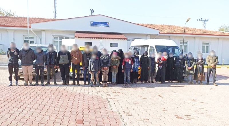 Operasyonda 5 göçmen kaçakçılığı organizatörü ve 27 göçmen yakalandı