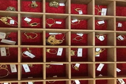 Operasyonda bin 857 adet sikke 538 adet altın yüzük ele geçirildi 