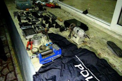 Operasyonda silahlarla birlikte polis montu da ele geçirildi 