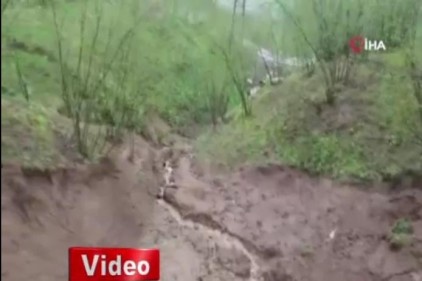 Ordu&#039;da heyelan sonucu yollar göçtü, bahçeler zarar gördü