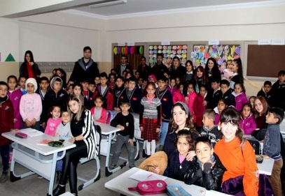 Ördükleri atkı ve bereleri miniklere hediye ettiler 