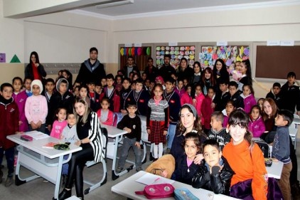 Ördükleri atkı ve bereleri miniklere hediye ettiler 