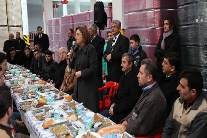 Organizede fabrika çalışanları ile buluştular