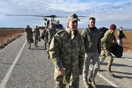 Orgeneral Akar Gaziantep ve Kilis&#8217;te birlikleri denetledi