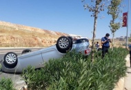 Orta refüje çarpan otomobil takla attı