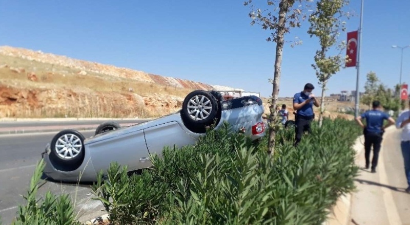 Orta refüje çarpan otomobil takla attı