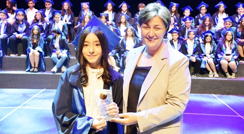 Ortaokul öğrencilerinde mezuniyet coşkusu