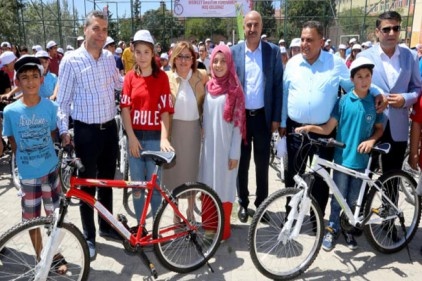 Ortaokul ve liselerde okul birincisi 250 öğrenciyi bisikletle ödüllendirildi